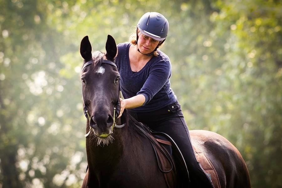 Astrid, oprichter van DressuurNatuurlijk, met een paard