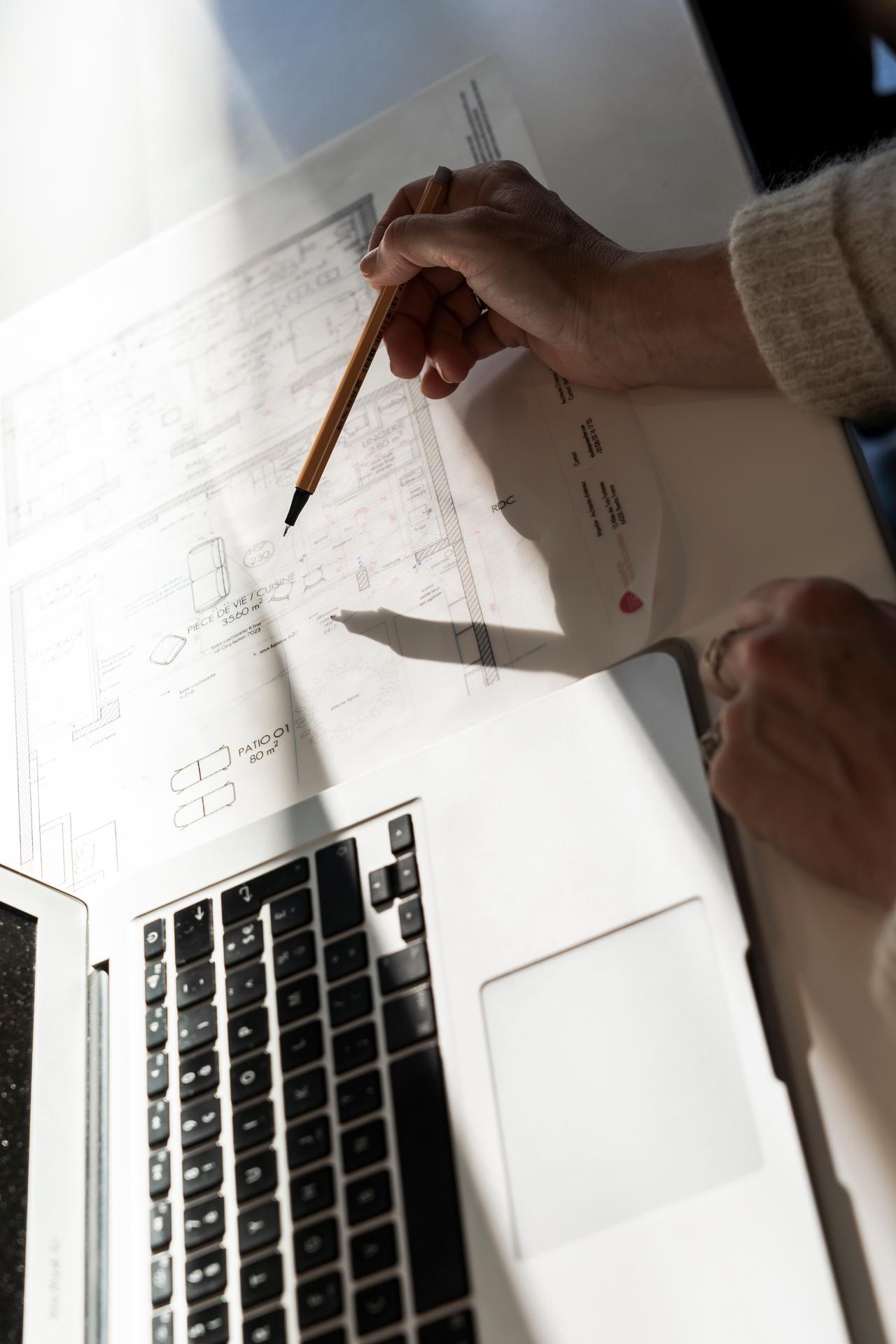 Une architecte d'intérieur étudiant des plans de rénovation