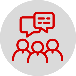 Rotes Icon mit drei Personen und Sprechblasen – Praxisorientierte Entwicklung des SalesScore gemeinsam mit Vertriebsleitern und Unternehmern.